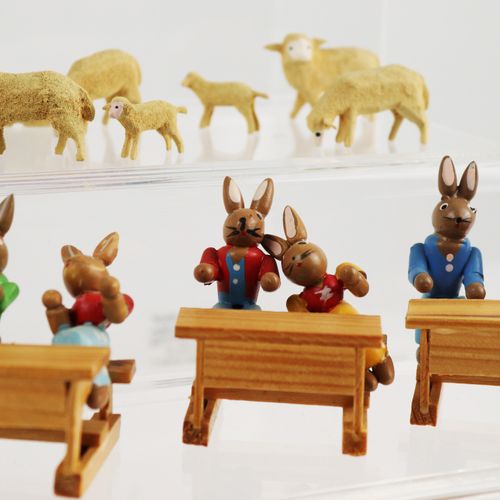 Erzgebirge - Konvolut 20世纪下半叶，2个音乐盒，一个市场摊位和一个带复活节野兔的圆形；1个野兔学校，7件，1个人物松动；牧羊人带着11只&hellip;