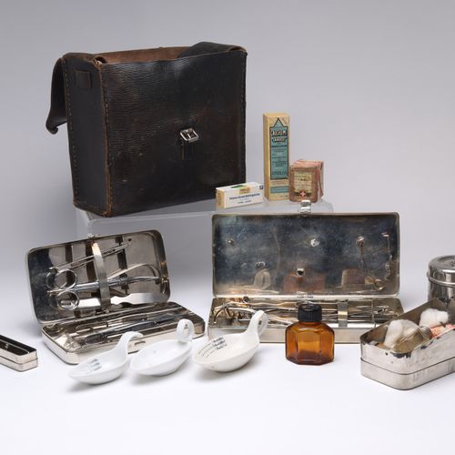 Arzttasche inkl. Zubehör 20世纪60年代，医生包，里面有精致的设备和容器，皮革，长方形，各种医生的餐具放在金属匣子里，3个瓷勺装药，碘&hellip;