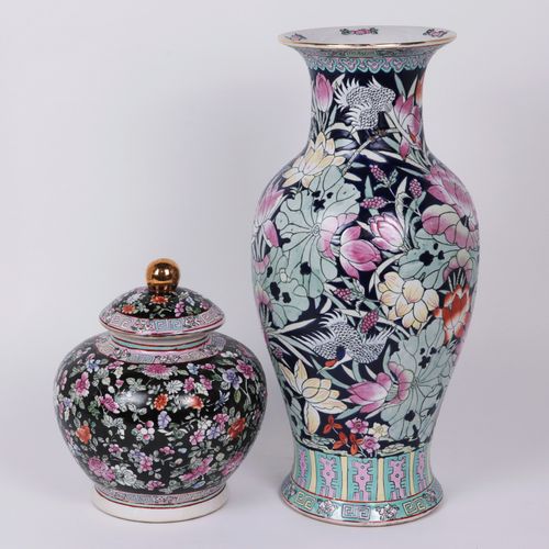Vase und Deckeldose Chine, porcelaine, émail, marqué, 1 vase de fond à décor de &hellip;