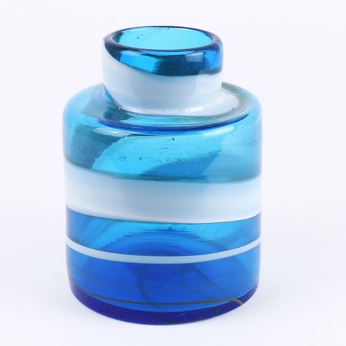 Vase Verre bleu épais, pied rond, corps cylindrique, col rétréci, petite embouch&hellip;