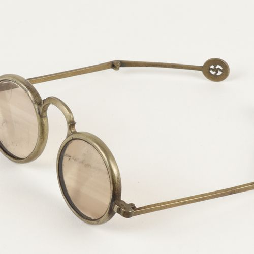 Brille - China E. 19世纪，烟熏石英（烟熏黄玉）的圆形有色眼镜，金属框架，折叠手柄，有些老化。