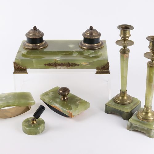 Schreibtischgarnitur 6 - 部件，（可能是两套），玛瑙大理石，金属，黄铜，1个笔盘，有两个墨水瓶，玻璃镶嵌，（盖子凹陷），1个笔架，2个灭&hellip;