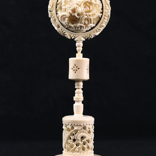 Sphärenkugel Début du 20e s., Chine, ivoire, finement sculpté, boule dite miracu&hellip;