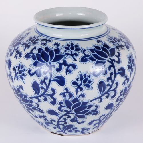 Vase Chine, porcelaine, corps ventru, décor floral bleu, traces d'âge minimes, H&hellip;