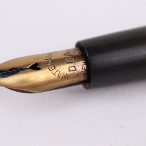 Waterman's Ideal Fountain Pen 20世纪初，滴管，钢笔，金色金属笔尖（沃特曼的理想心孔笔尖），棕色的笔管，上面有纯银的花纹，硬橡胶，&hellip;