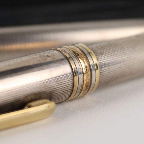 Montblanc - Set 1支笔芯钢笔和1支推进铅笔，杰作，外壳925纯银，扭索纹，镀金夹子和环，钢笔的金笔尖为14克拉，装在皮套里，有老化和磨损的痕迹。