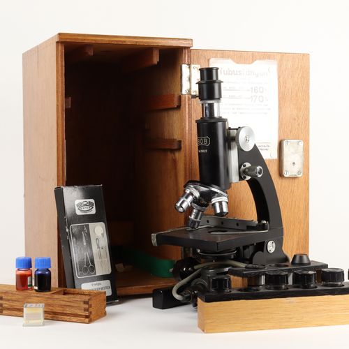 Mikroskop "Bob "光学仪器，编号26423，电动，装在木箱中，包括附件和显微镜组，有些老化，完整性和功能未经测试，高约33厘米