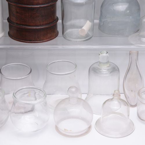 Apothekerzubehör 12 cupping glasses a.O.; 8 bottles/flasks of glass, 2 porcelain&hellip;