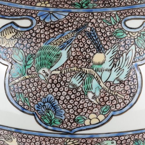 Deckelvase Chine, porcelaine, forme balustre, famille verte, décor de pivoines e&hellip;