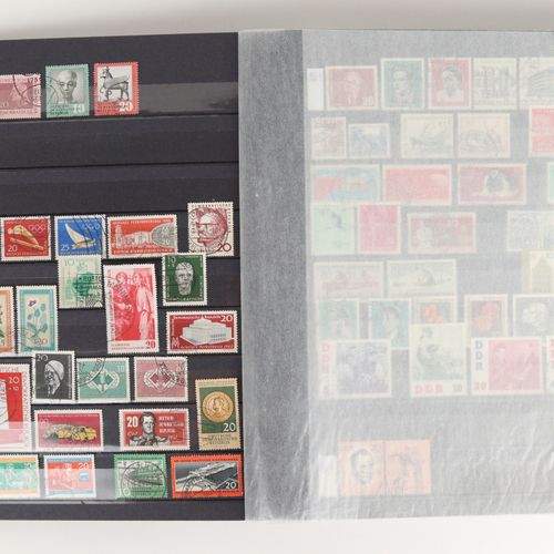 Briefmarken 2ème moitié du 20ème siècle, RDA et tout le monde, 1 album et timbre&hellip;