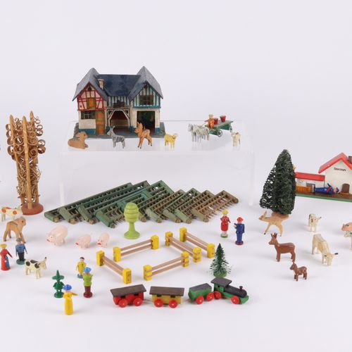 Erzgebirge - Konvolut 3个刨花板盒子，有轮胎动物，木制房屋，车辆，苔藓和刨花板树，原来没有配备，1个农场，有手推车，动物，刨花板树，人员，&hellip;