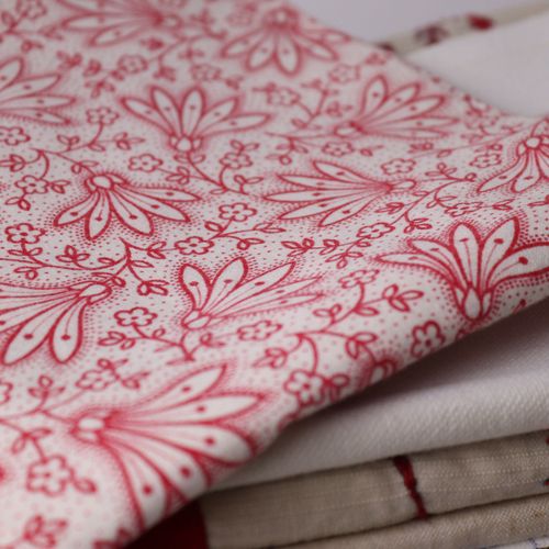 Konvolut - Rot/Weiß 30 pezzi, lino, cotone, in parte elaborati con ricami a mano&hellip;