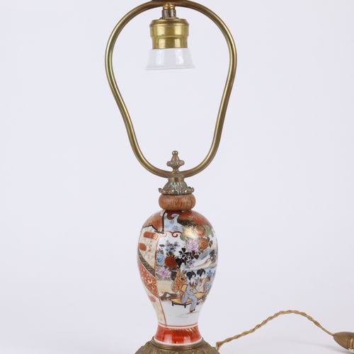 Lampe Pied en porcelaine, socle en métal en relief, corps en porcelaine décoré d&hellip;