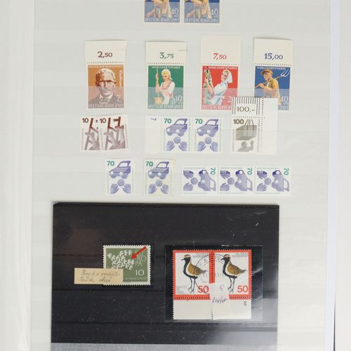 Briefmarken u.A. 2 albums, BRD, timbres et blocs, 1 carton avec lettres, documen&hellip;