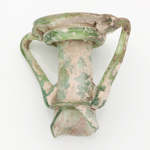 Antike Fundstücke 可能是公元1-3世纪，罗马帝国时期，地中海东部，玻璃碎片，绿色的身体，彩虹色的覆盖物，碗的支架，水坝，高约3厘米，双柄器皿（&hellip;