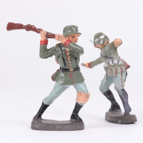 Konvolut 带有Henkell广告印记的木盒，2个Elastolin人物，战斗的士兵，年龄不等，有修饰，每个都有轻微的损坏。