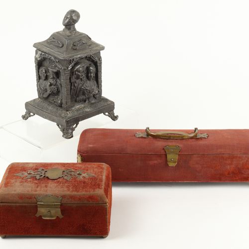 Schatullen u.A. Around 1900, 3 pieces, 1 glove and 1 jewelry box (mirror inside &hellip;