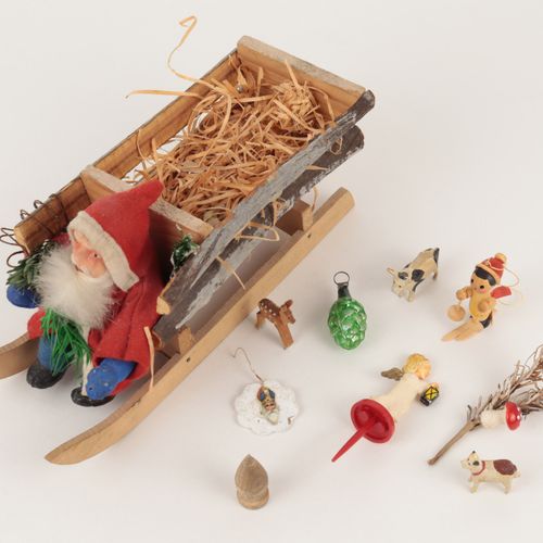Erzgebirge – Holzschlitten mit Weihnachtsmann 1 V. 20世纪，木雕，圣诞父亲，带头和毛毡衣服，金属灯笼，木制雪&hellip;