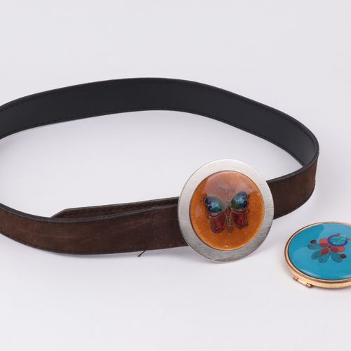 Gürtel - Emailleschließe 1x 1970年代，设计，手工制作，蝴蝶，年代不详，长约7.5厘米，加上1个小手袋镜子，圆形，盖子上有珐琅，手&hellip;