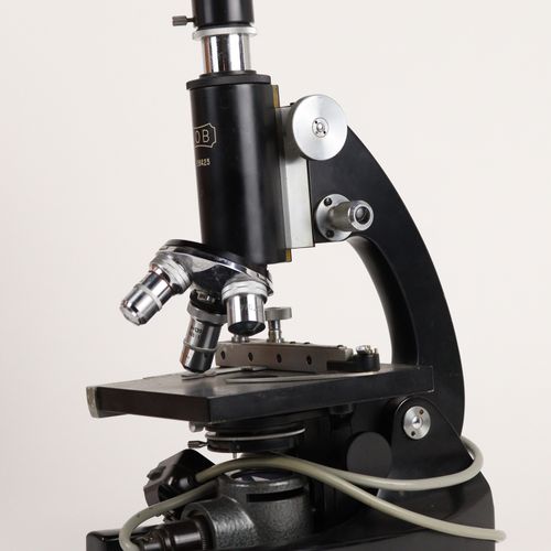 Mikroskop Optique "Bob", no 26423, électrique, dans une boîte en bois, avec acce&hellip;