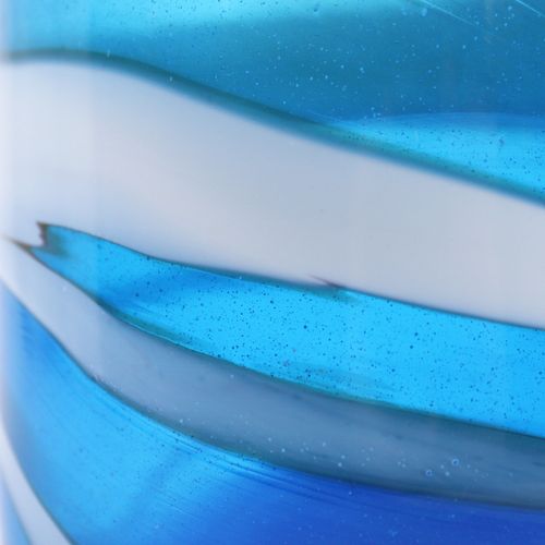 Vase Verre bleu épais, pied rond, corps cylindrique, col rétréci, petite embouch&hellip;