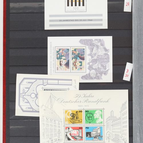Briefmarken u.A. 2 albums, BRD, timbres et blocs, 1 carton avec lettres, documen&hellip;
