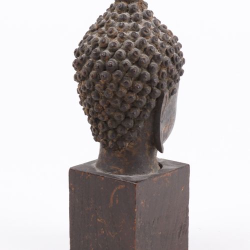 Buddhakopf Fonte de métal, sur socle en bois, socle abîmé, traces d'âge, H total&hellip;
