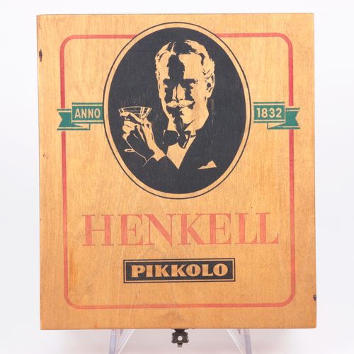 Konvolut Wooden box with Henkell advertising imprint, 2 Elastolin figures, fight&hellip;