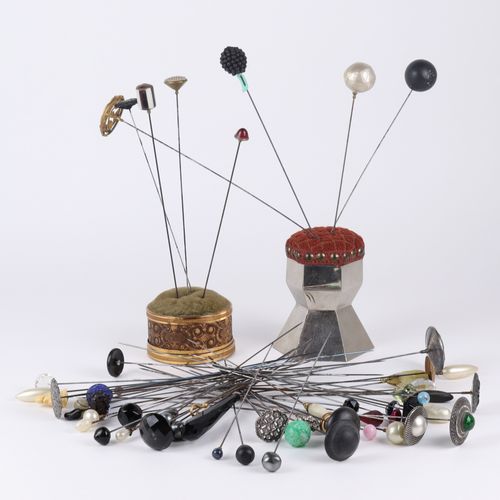 Hutnadeln 约1900年，收集60个帽针，珍珠母，玻璃，玛瑙，水钻等，各种不同的设计，加上2个针垫，1个圆形的作为一个盖子的盒子，金色的金属支架，纸板与&hellip;