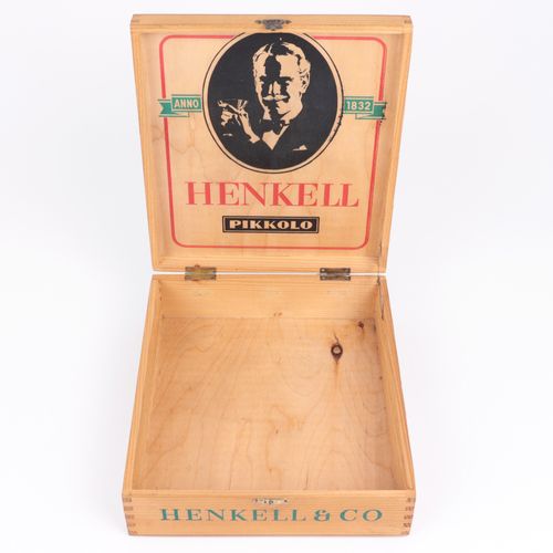 Konvolut Holzkiste mit Henkell-Werbeaufdruck, 2 Elastolinfiguren, kämpfende Sold&hellip;