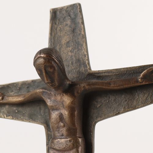 Kruzifix 20. Jh., Bronze, gebogener vierfüßiger Stand, reduzierte klare Formensp&hellip;