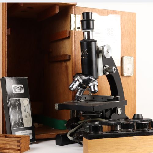 Mikroskop "Bob" Optik, Nr. 26423, elektr., in Holzkasten, inklusive Zubehör sowi&hellip;