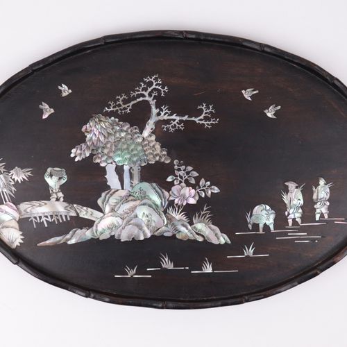 Holzbild - China vers 1900, bois, incrustations de nacre, forme ovale avec bordu&hellip;