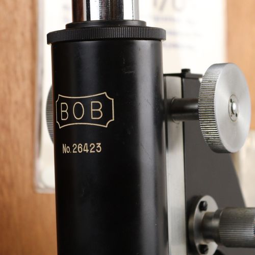 Mikroskop Óptica "Bob", nº 26423, eléctrica, en estuche de madera, incluye acces&hellip;