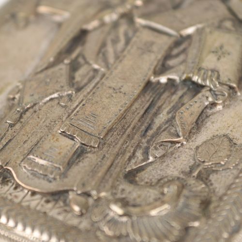 Ikone 俄罗斯，圣尼古拉，木头，粉笔地上的蛋彩画，有书和祝福手势的完整人物，有镀银的金属赭石，有轻微的老化痕迹，大约11 x 8厘米