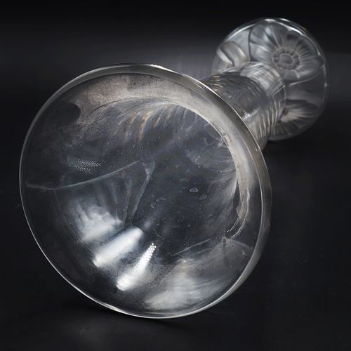 Vase style René Lalique, France, verre incolore, partiellement dépoli, pied rond&hellip;