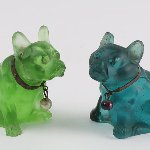 Zierfiguren 约1900年，可能是法国，浅绿色和蓝色的模制玻璃，2件，塑料版的坐着的斗牛犬，金属项圈，1个爪子粘在一起，有些老化，高约4厘米。