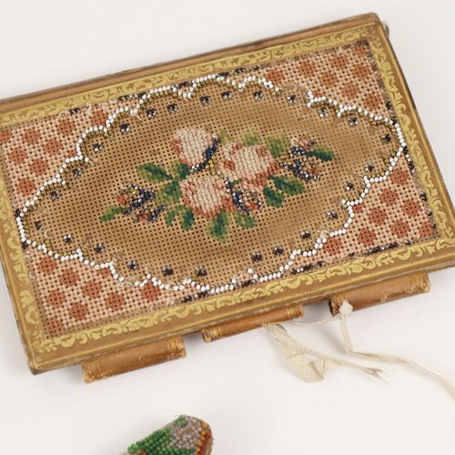 Perlstrickbeutel u.A. Vers 1900, 3 pièces, 1 sac avec bande de tricot perlé et f&hellip;