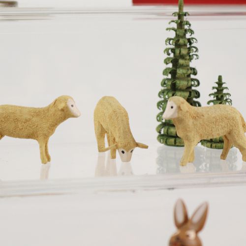 Erzgebirge - Konvolut 20世纪下半叶，2个音乐盒，一个市场摊位和一个带复活节野兔的圆形；1个野兔学校，7件，1个人物松动；牧羊人带着11只&hellip;