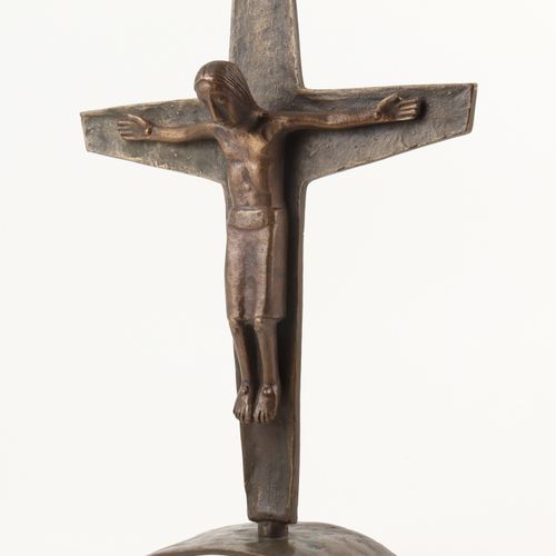 Kruzifix 20. Jh., Bronze, gebogener vierfüßiger Stand, reduzierte klare Formensp&hellip;