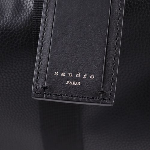 Sandro - Weekender 巴黎，黑色，高品质仿皮，光滑皮革装饰，银色金属细节，拉链固定，可拆卸、可调节长度的肩带，两个提手，一个主仓在里面，内仓有拉&hellip;