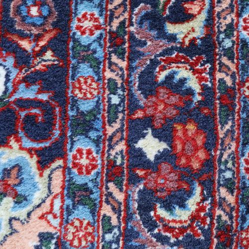 Orientbrücke 伊朗，手织，棉/软木羊毛，白色-米色领域，圆形锚形徽章，花卉图案，边缘略有缺失，需要清洗，有岁月痕迹，约115 x 182厘米。
