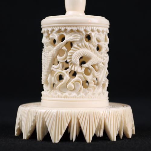 Sphärenkugel Début du 20e s., Chine, ivoire, finement sculpté, boule dite miracu&hellip;