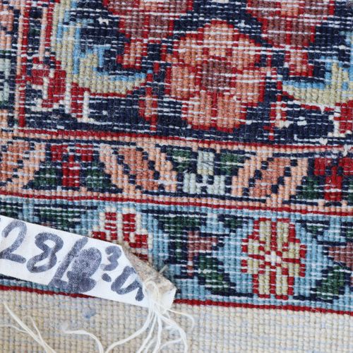 Orientbrücke 伊朗，手织，棉/软木羊毛，白色-米色领域，圆形锚形徽章，花卉图案，边缘略有缺失，需要清洗，有岁月痕迹，约115 x 182厘米。