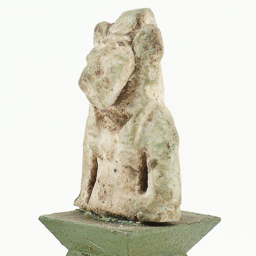 Ägyptische Amulettfiguren 3件，晚期，公元前6-3世纪，辉石，白色釉面残留物，青铜绿色斑点可能是狮子座上的伊希斯，1个人物阿努比斯，1&hellip;