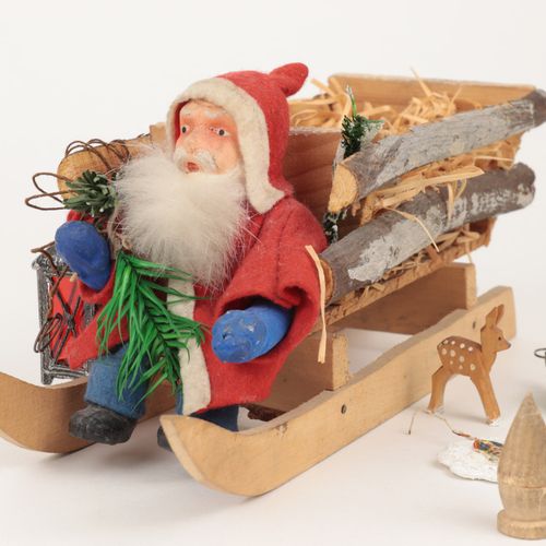 Erzgebirge – Holzschlitten mit Weihnachtsmann 1er v. 20e s., bois sculpté, Père &hellip;