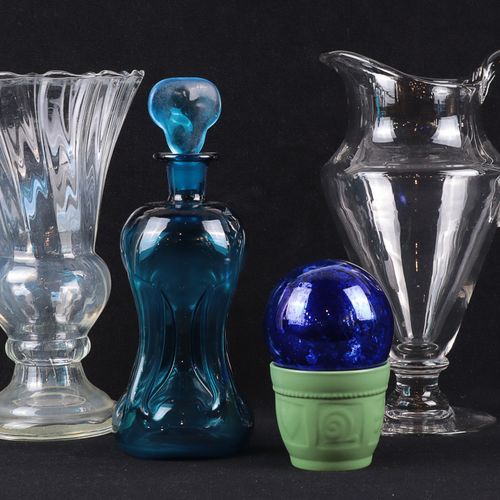 Konvolut 4件，壶，咖啡杯，花瓶，玫瑰球，各种形状和大小。形式和尺寸，无色和蓝色的玻璃，部分光学吹制，1个里面有薄薄的银层；另外绿色釉面的小陶瓷罐，稍有&hellip;
