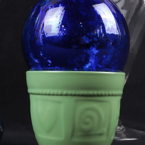Konvolut 4件，壶，咖啡杯，花瓶，玫瑰球，各种形状和大小。形式和尺寸，无色和蓝色的玻璃，部分光学吹制，1个里面有薄薄的银层；另外绿色釉面的小陶瓷罐，稍有&hellip;