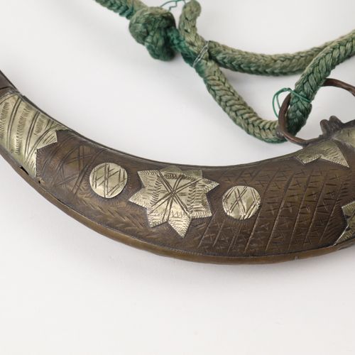 Pulverhorn Arabian Peninsula/East Africa, horn, decorated metal fittings on the &hellip;