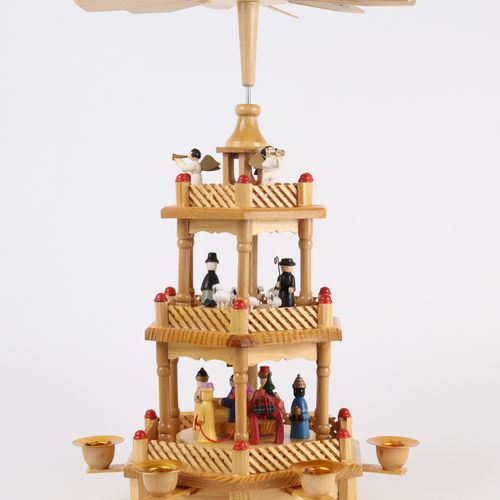 Weihnachtspyramide 木头，车削，自然，部分上色，3个台阶，3个带骆驼的国王，带羊的牧羊人，带小号的天使，最小的岁月痕迹，高约48厘米。